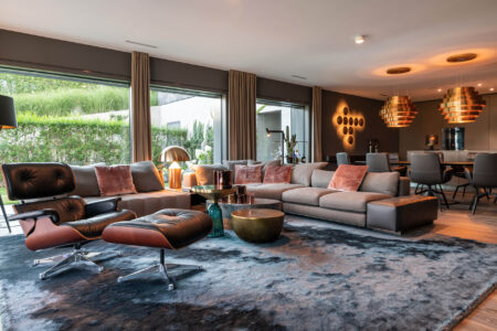 Eleganter Wohn- und Essbereich mit Designermöbel